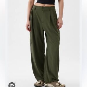 NWT. GapFit Runaround Jogger